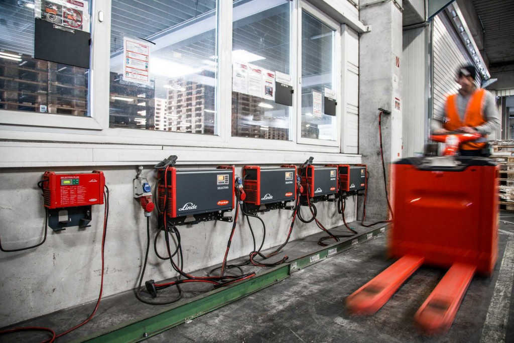Quehenberger Logistics optimises its fleet of forklift trucks with battery charging technology from Fronius 1
