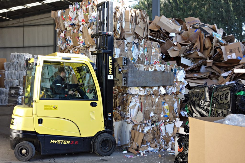 Improve efficiency and uptime in recycling and waste applications with lift trucks from Hyster® electric