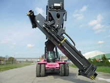 empty wood chips quickly from containers in a recycling application, Hyster has developed a custom container pivot attachment on a ReachStacker