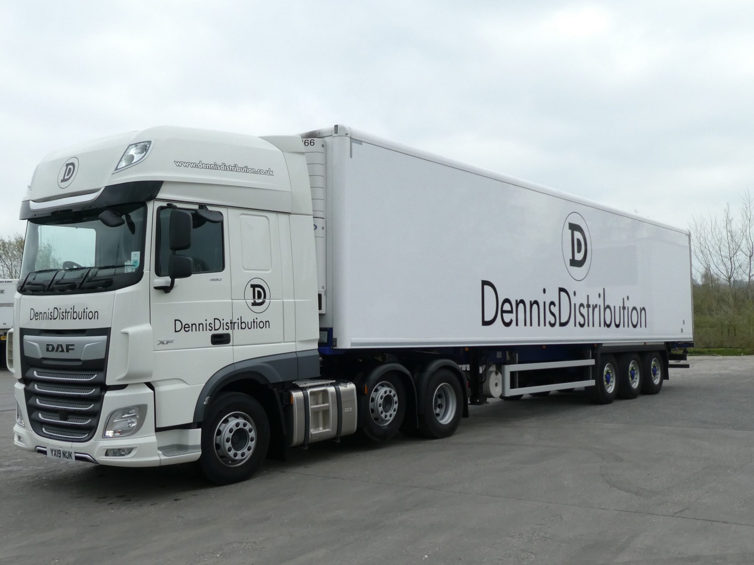 Dennis Distribution takes delivery of eight new Cartwright fridge trailers