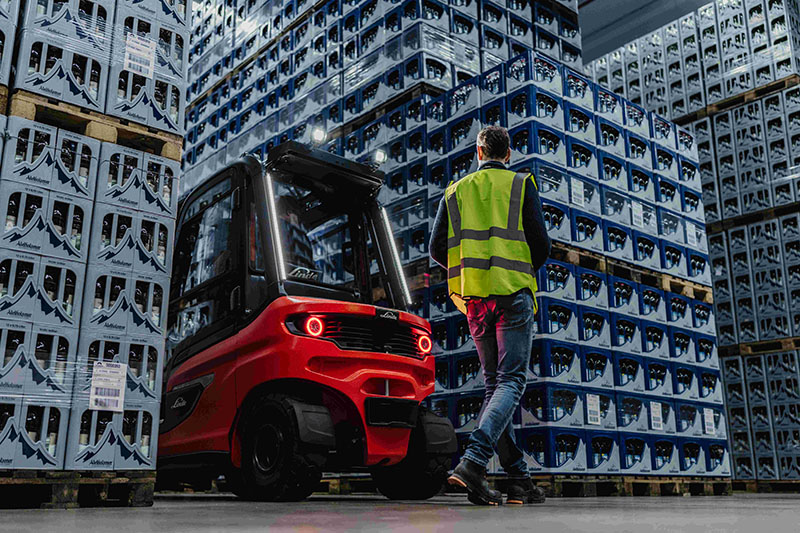The new Linde Reverse Assist Radar detects moving and stationary objects behind counterbalanced trucks and brakes the vehicle very quickly to a standstill in the event of danger