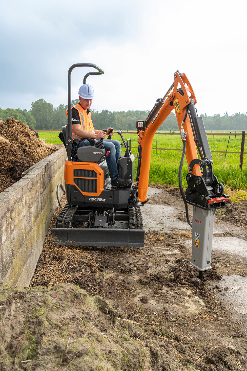 The new DX10Z-7 does not compromise on operator comfort and is ergonomically designed with the operator in mind